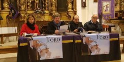 (Español) La Junta Pro Semana Santa presenta la revista “Toro Cofrade”