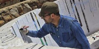 El artista Antonio Vázquez recupera el mirador del Troncoso tras los grafitis